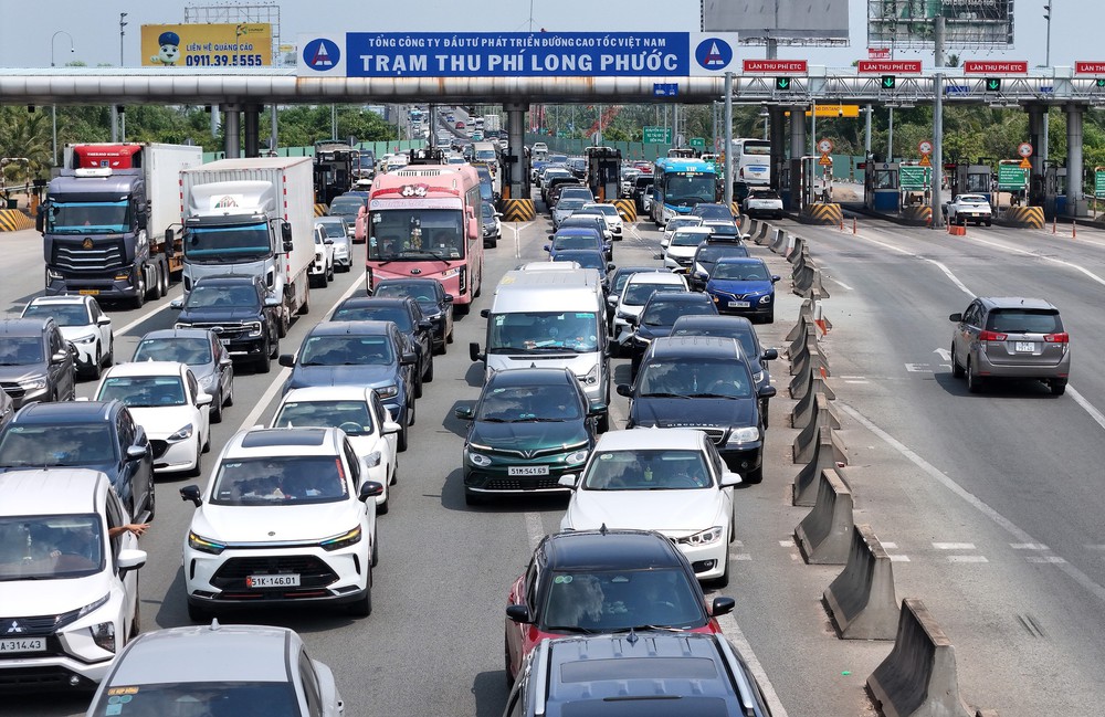 Giao thông cửa ngõ TP Hồ Chí Minh tăng cao ngày cuối kỳ nghỉ Tết - Ảnh 1.