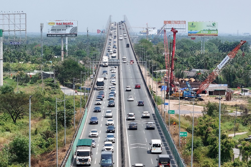 Giao thông cửa ngõ TP Hồ Chí Minh tăng cao ngày cuối kỳ nghỉ Tết - Ảnh 2.