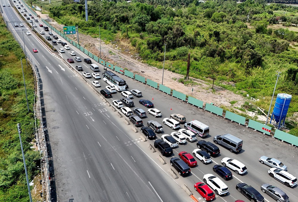 Giao thông cửa ngõ TP Hồ Chí Minh tăng cao ngày cuối kỳ nghỉ Tết - Ảnh 3.