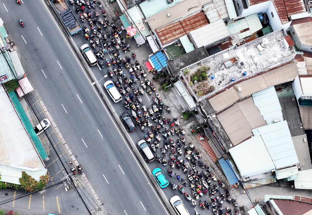 Giao thông cửa ngõ TP Hồ Chí Minh tăng cao ngày cuối kỳ nghỉ Tết - Ảnh 4.