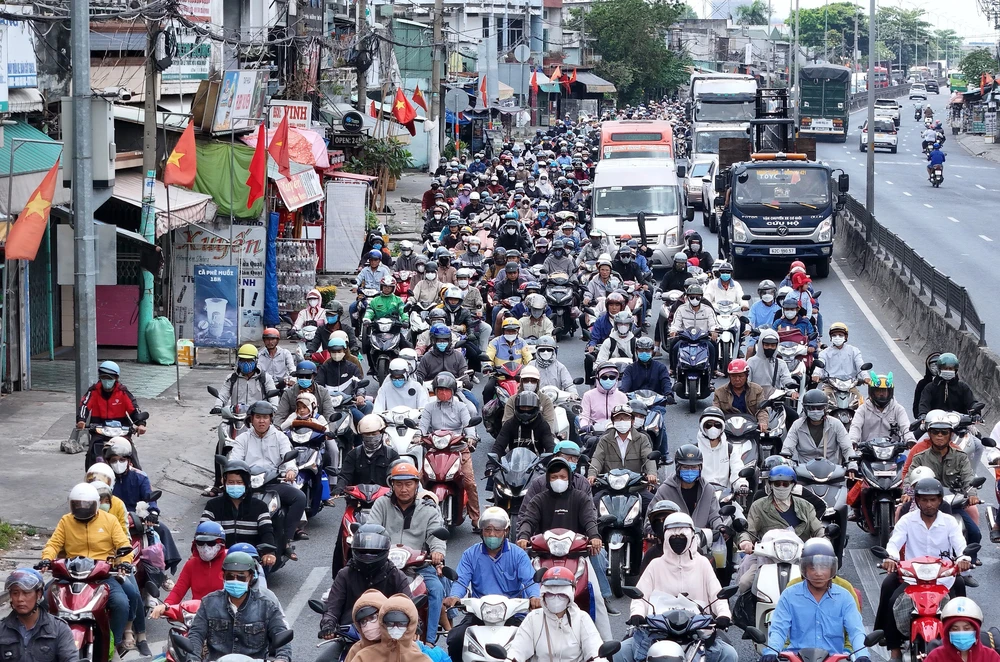 Giao thông cửa ngõ TP Hồ Chí Minh tăng cao ngày cuối kỳ nghỉ Tết - Ảnh 5.