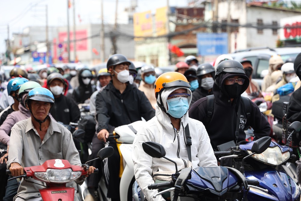 Giao thông cửa ngõ TP Hồ Chí Minh tăng cao ngày cuối kỳ nghỉ Tết - Ảnh 6.