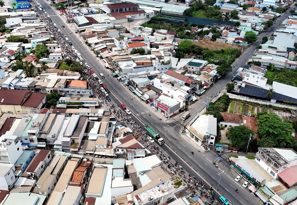 Giao thông cửa ngõ TP Hồ Chí Minh tăng cao ngày cuối kỳ nghỉ Tết - Ảnh 7.
