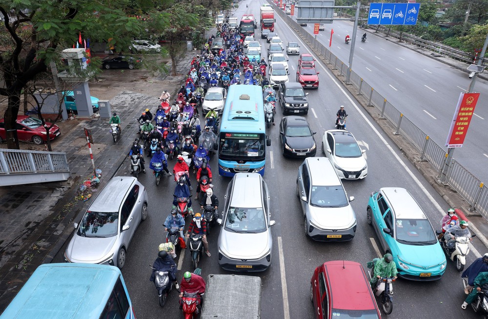 Giao thông Hà Nội đông đúc ngày cuối kỳ nghỉ Tết Bính Ngọ - Ảnh 7.