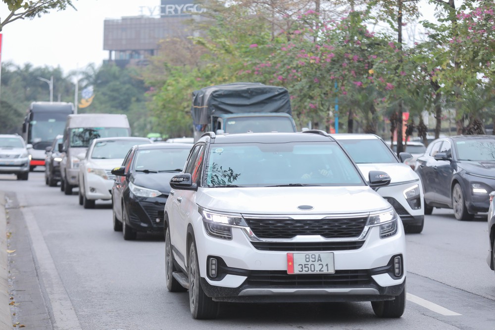 Giao thông Hà Nội đông đúc ngày cuối kỳ nghỉ Tết Bính Ngọ - Ảnh 5.