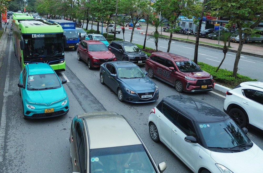 Giao thông Hà Nội đông đúc ngày cuối kỳ nghỉ Tết Bính Ngọ - Ảnh 3.