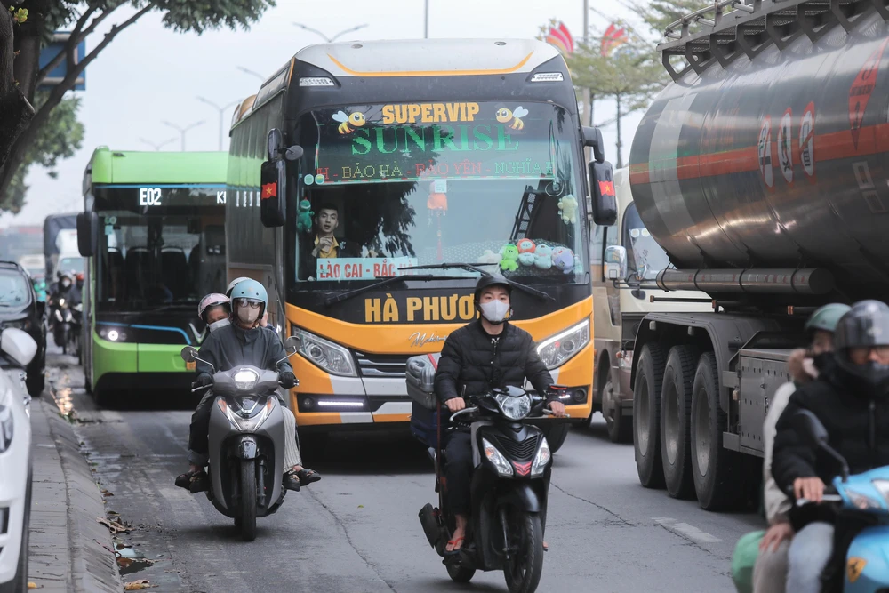 Giao thông Hà Nội đông đúc ngày cuối kỳ nghỉ Tết Bính Ngọ - Ảnh 4.