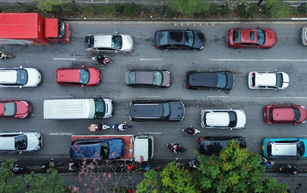 Giao thông Hà Nội đông đúc ngày cuối kỳ nghỉ Tết Bính Ngọ - Ảnh 1.