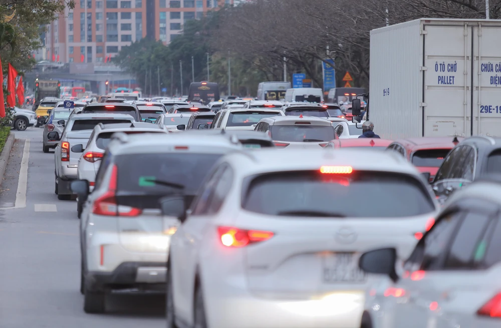 Hà Nội: Cửa ngõ phía Đông "dễ thở" chiều tối mùng 6 Tết - Ảnh 5. Hà Nội: Cửa ngõ phía Đông "dễ thở" chiều tối mùng 6 Tết - Ảnh 5.