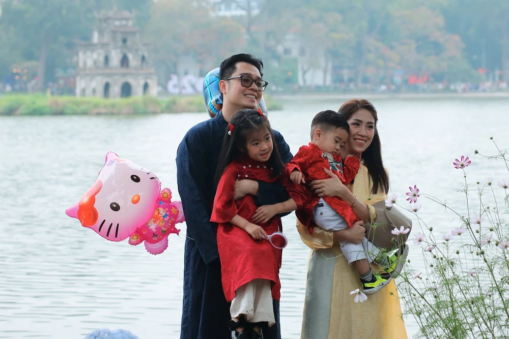 Hà Nội đón 1,34 triệu lượt khách dịp Tết Bính Ngọ 2026 - Ảnh 7.