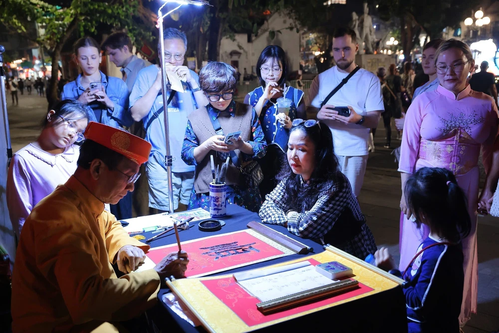 Hà Nội đón 1,34 triệu lượt khách dịp Tết Bính Ngọ 2026 - Ảnh 2.