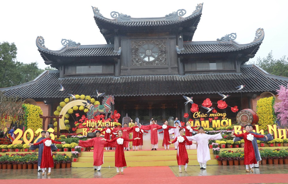 Ninh Bình: Hàng nghìn du khách tham dự Lễ khai hội chùa Bái Đính - Ảnh 5.