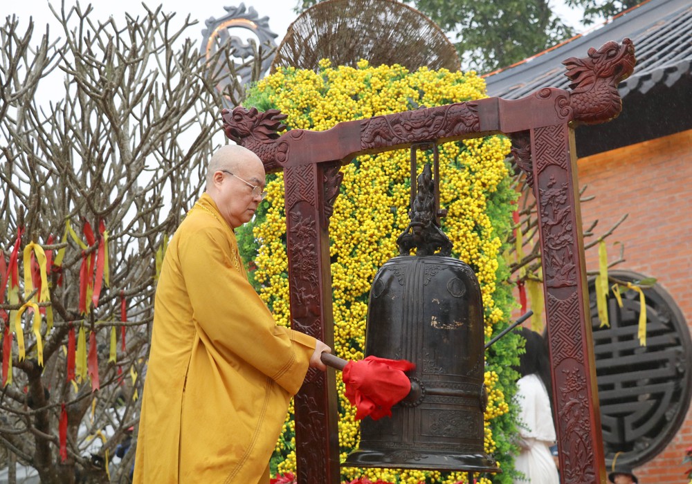 Ninh Bình: Hàng nghìn du khách tham dự Lễ khai hội chùa Bái Đính - Ảnh 2.