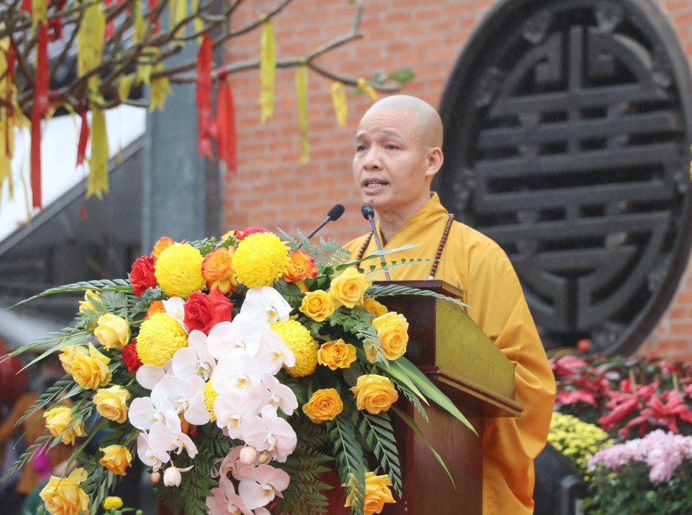 Ninh Bình: Hàng nghìn du khách tham dự Lễ khai hội chùa Bái Đính - Ảnh 3.