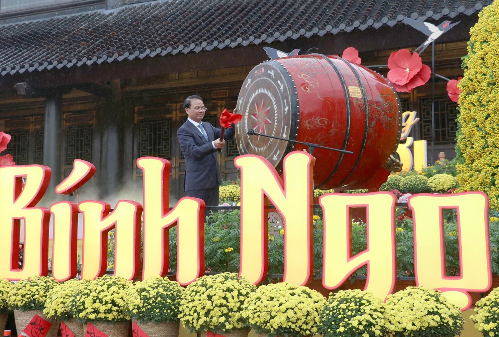 Ninh Bình: Hàng nghìn du khách tham dự Lễ khai hội chùa Bái Đính - Ảnh 1.