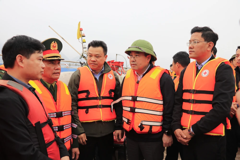 Dồn lực tìm kiếm các nạn nhân mất tích còn lại ở hồ Thác Bà - Ảnh 1.