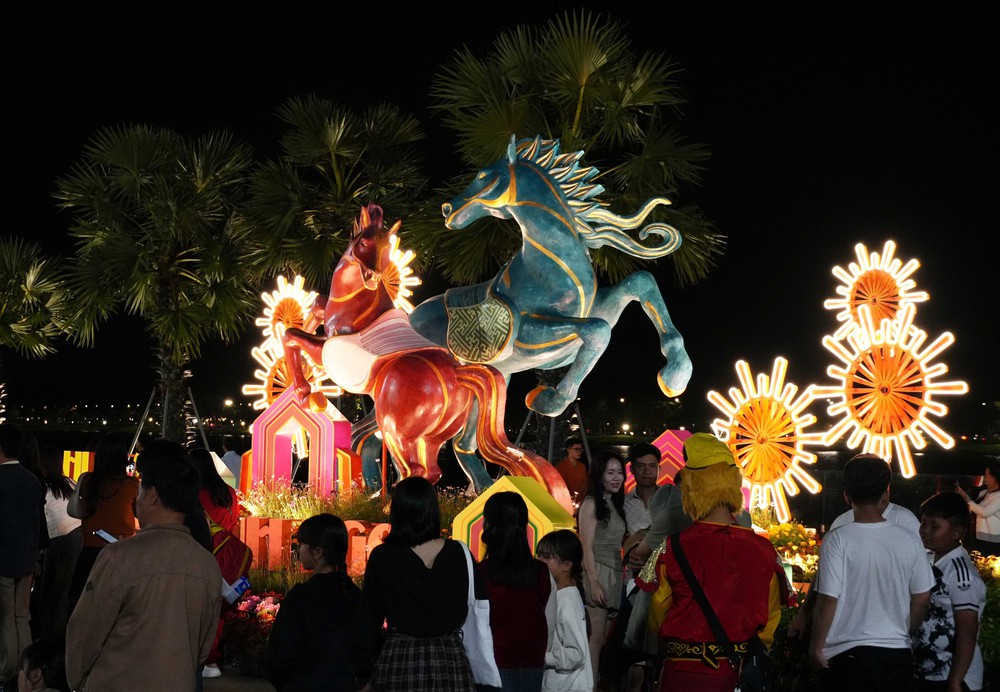 Lượng khách đến các điểm du lịch trong 9 ngày nghỉ Tết tăng ca - Ảnh 2.