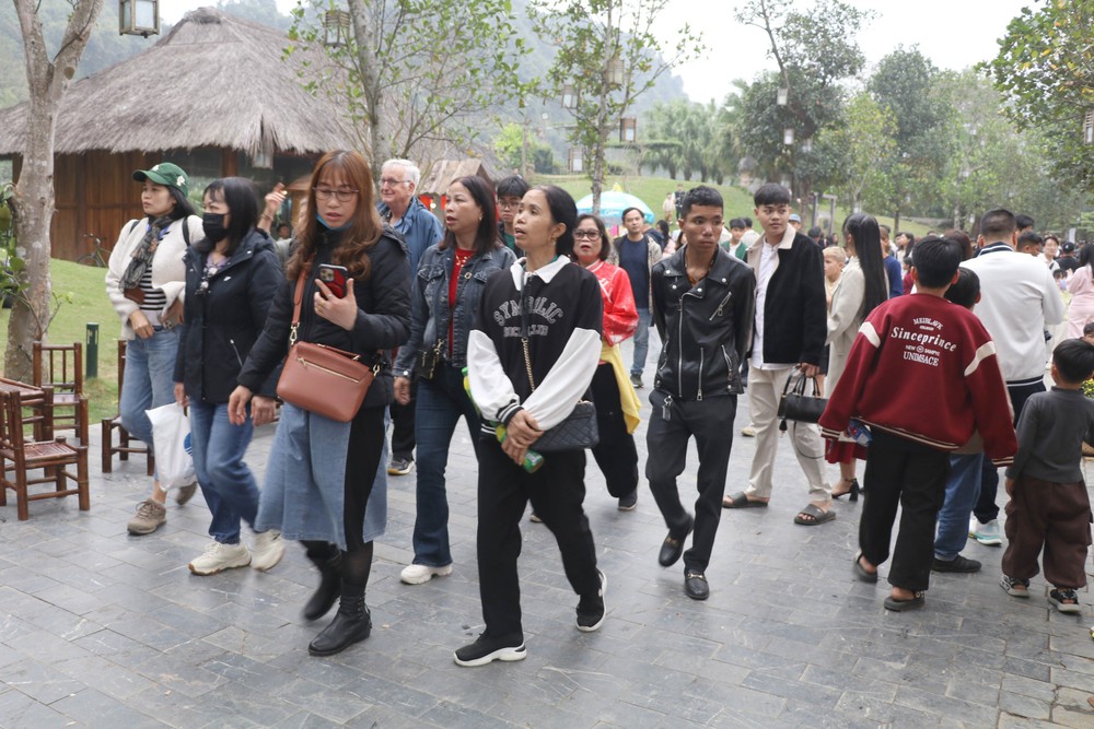 Lượng khách đến các điểm du lịch trong 9 ngày nghỉ Tết tăng ca - Ảnh 9.