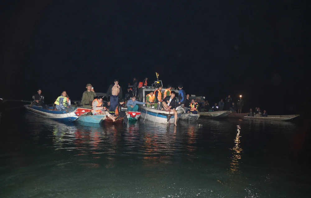 Nỗ lực tìm kiếm nạn nhân mất tích trong vụ chìm tàu ở hồ Thác Bà - Ảnh 1.