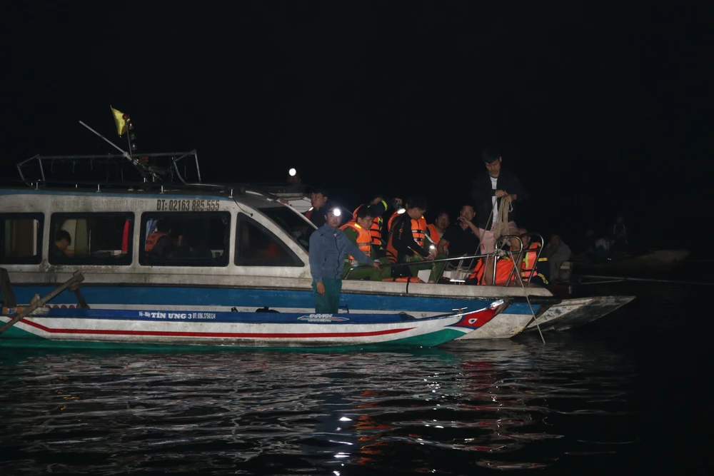 Lào Cai: Khẩn trương khắc phục vụ chìm tàu khách trên hồ Thác Bà - Ảnh 2.