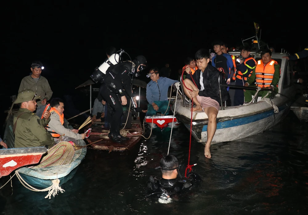 Nỗ lực tìm kiếm nạn nhân mất tích trong vụ chìm tàu ở hồ Thác Bà - Ảnh 3.