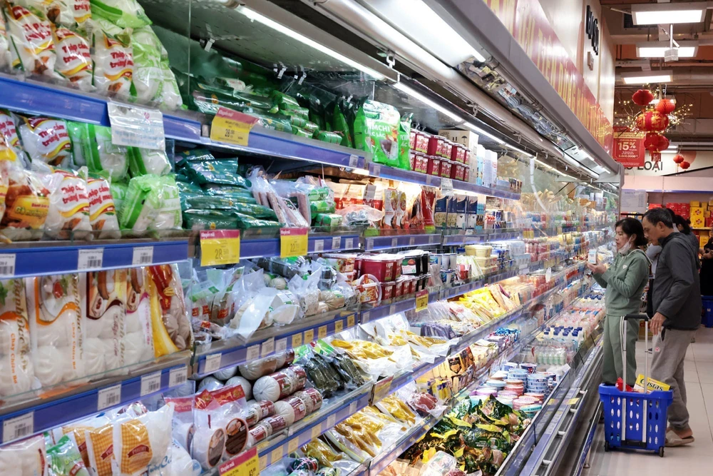 Thị trường mùng 6 Tết: Hàng hoá dồi dào, giá cả ổn định - Ảnh 3.