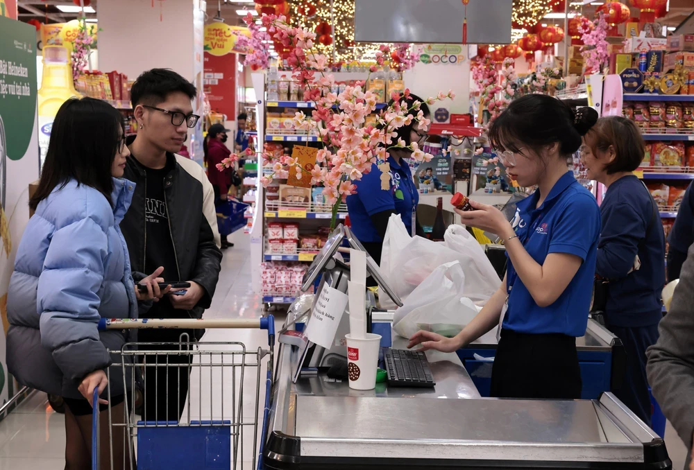 Thị trường mùng 6 Tết: Hàng hoá dồi dào, giá cả ổn định - Ảnh 2.