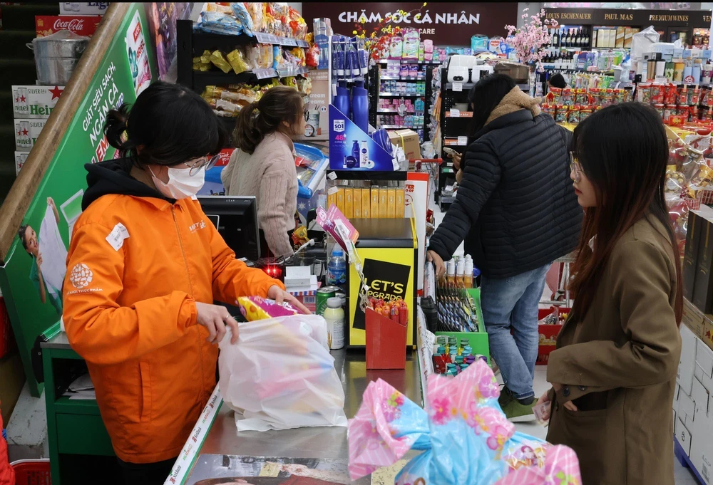 Thị trường mùng 6 Tết: Hàng hoá dồi dào, giá cả ổn định - Ảnh 1.