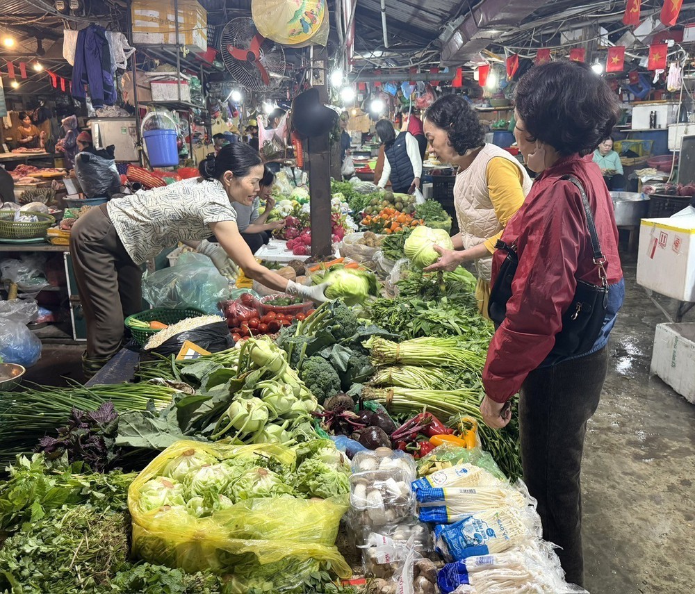 Hàng hóa, thực phẩm sau Tết sôi động trở lại, giá giảm nhẹ - Ảnh 2.