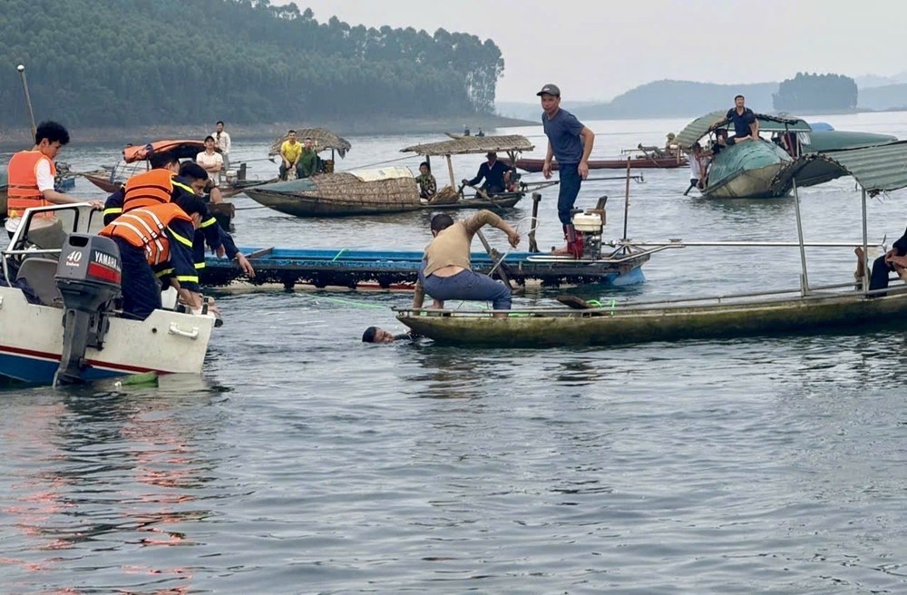 Tìm thấy thi thể 6 nạn nhân trong vụ lật tàu ở hồ Thác Bà - Ảnh 1.