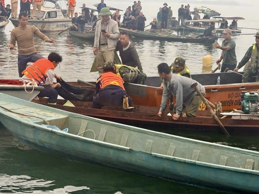 Tìm thấy thi thể 6 nạn nhân trong vụ lật tàu ở hồ Thác Bà - Ảnh 3.