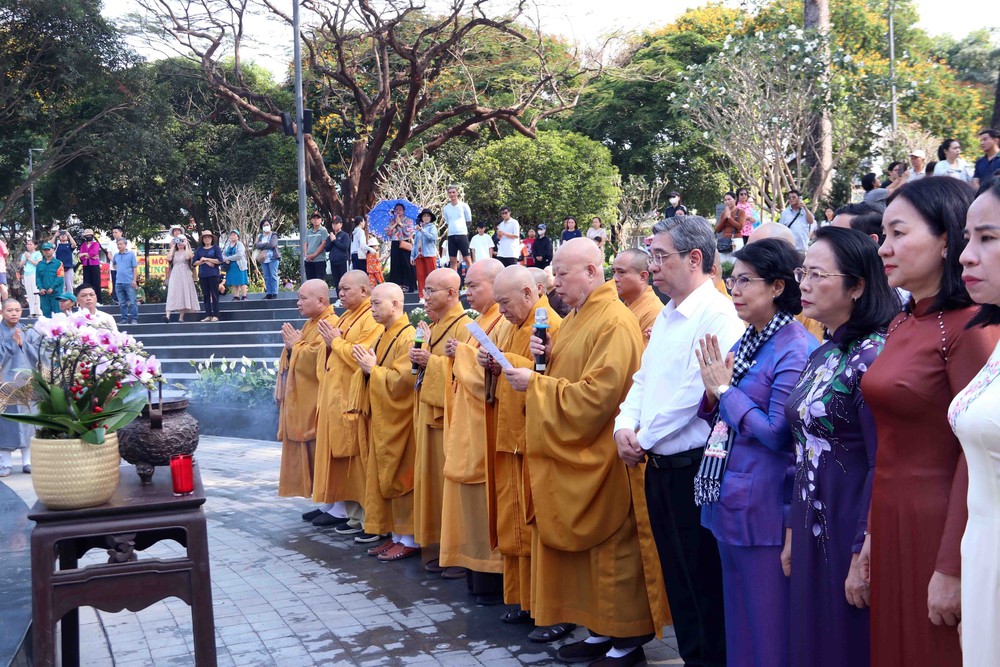 Trang nghiêm lễ cầu nguyện quốc thái dân an và tưởng niệm nạn nhân đại dịch COVID-19 - Ảnh 1.