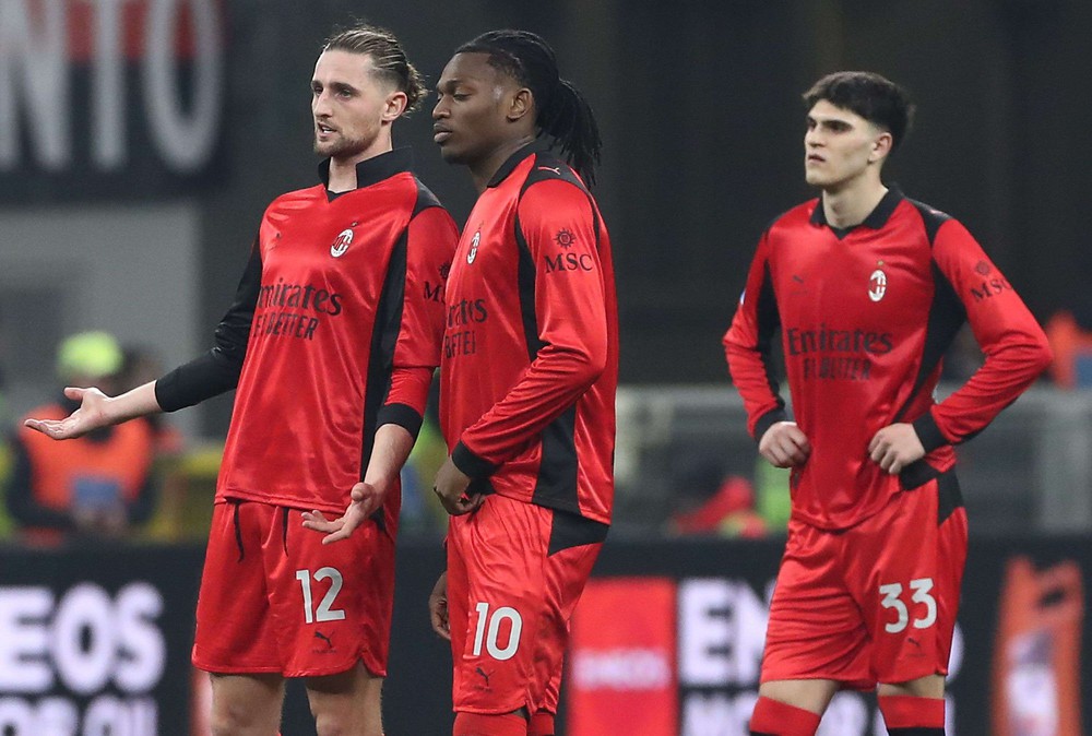 Milan kém Inter 10 điểm: Mục tiêu bây giờ là giữ vé Champions League - Ảnh 1. Milan kém Inter 10 điểm: Mục tiêu bây giờ là giữ vé Champions League - Ảnh 1.