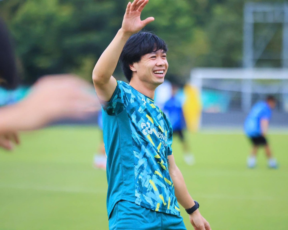 Hình ảnh Công Phượng đưa vợ con về quê ăn Tết gây sốt - Ảnh 2. Hình ảnh Công Phượng đưa vợ con về quê ăn Tết gây sốt - Ảnh 2.