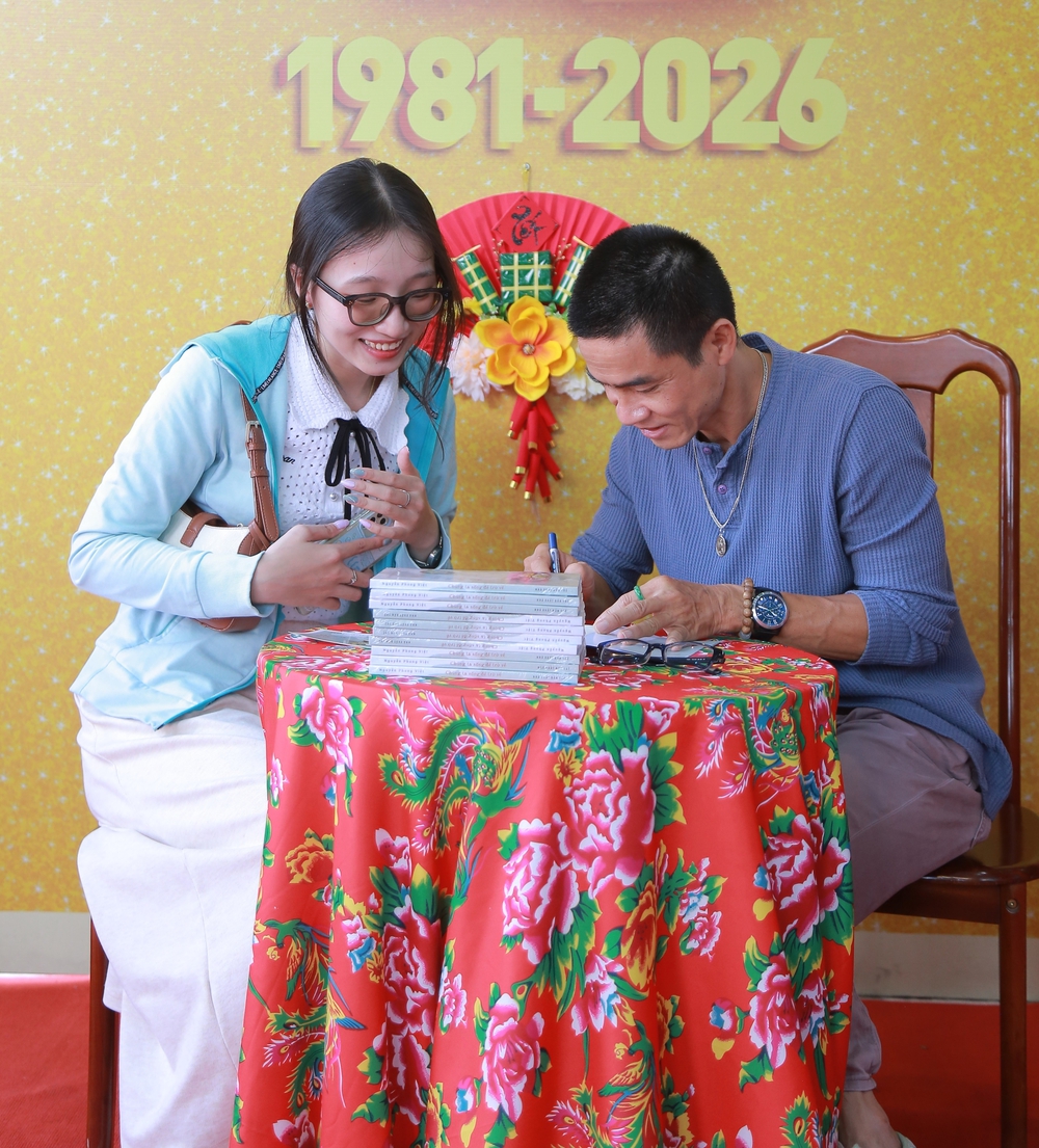 "Xông đất" đường sách bằng trang viết - Ảnh 4.