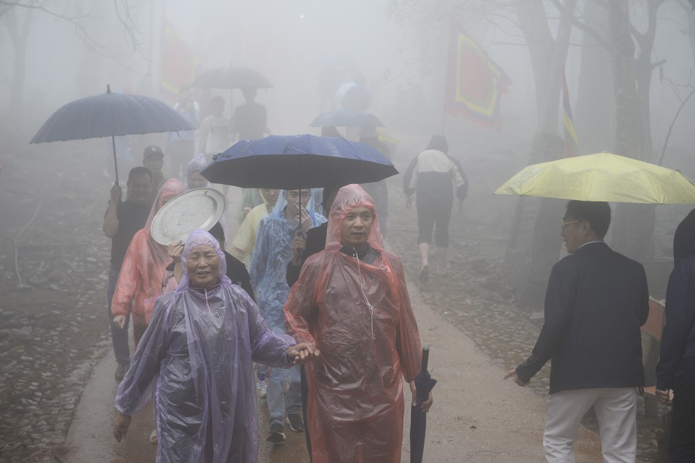 Du khách hành hương về Đền Nưa - Am Tiên trước ngày “mở cổng trời” - Ảnh 3.