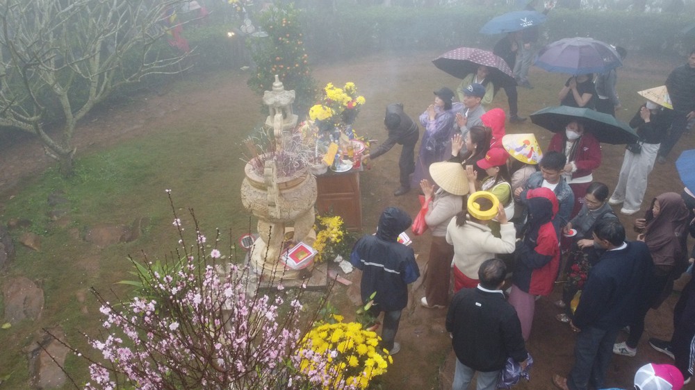 Du khách hành hương về Đền Nưa - Am Tiên trước ngày “mở cổng trời” - Ảnh 2.