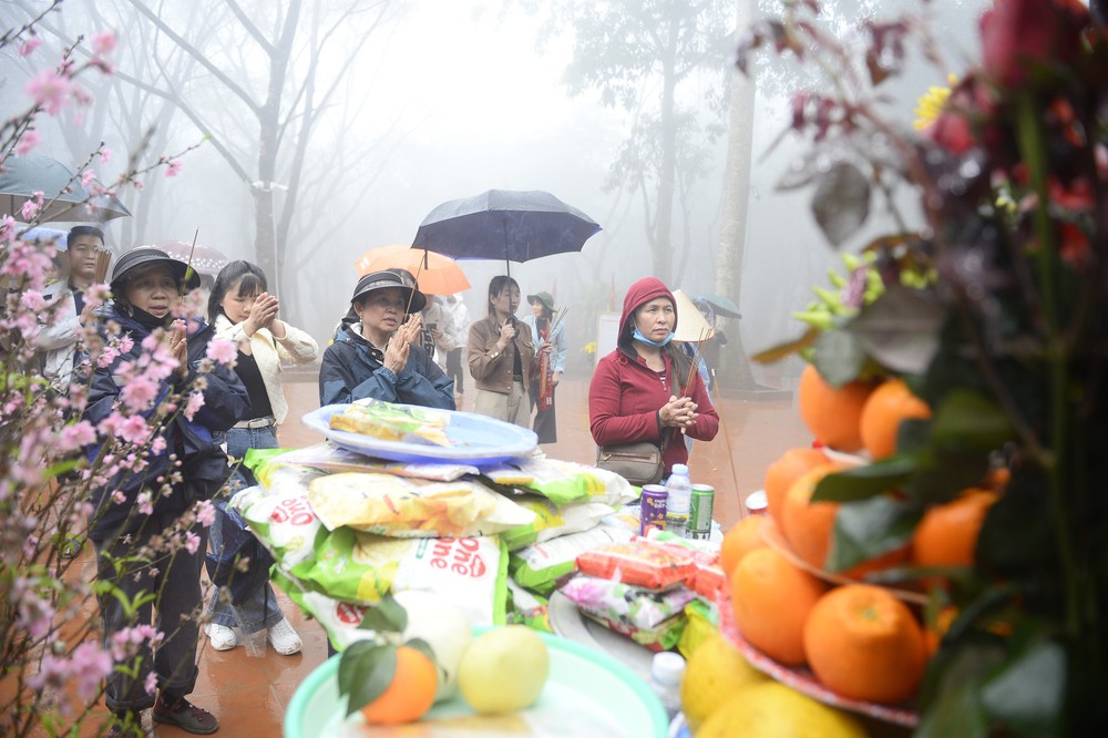 Du khách hành hương về Đền Nưa - Am Tiên trước ngày “mở cổng trời” - Ảnh 1.