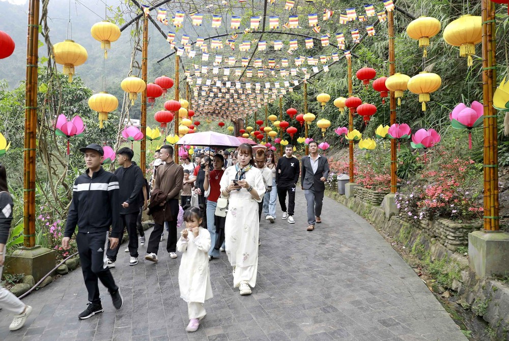 Hàng nghìn du khách, phật tử về chiêm bái tại Khu danh thắng Tây Thiên (Phú Thọ) - Ảnh 4. Hàng nghìn du khách, phật tử về chiêm bái tại Khu danh thắng Tây Thiên (Phú Thọ) - Ảnh 4.