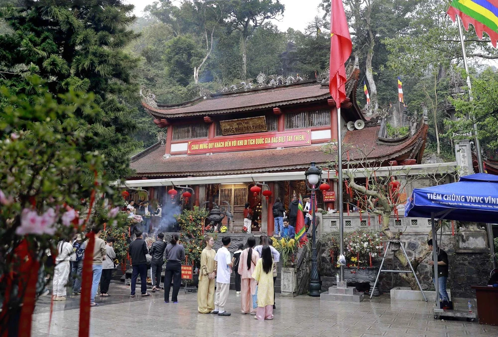 Hàng nghìn du khách, phật tử về chiêm bái tại Khu danh thắng Tây Thiên (Phú Thọ) - Ảnh 2. Hàng nghìn du khách, phật tử về chiêm bái tại Khu danh thắng Tây Thiên (Phú Thọ) - Ảnh 2.