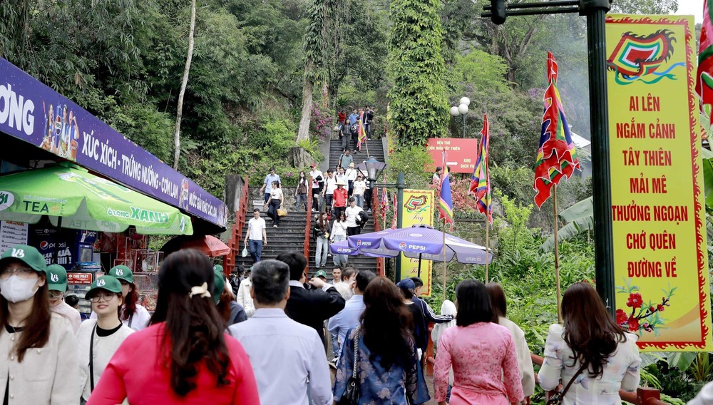 Hàng nghìn du khách, phật tử về chiêm bái tại Khu danh thắng Tây Thiên (Phú Thọ) - Ảnh 1. Hàng nghìn du khách, phật tử về chiêm bái tại Khu danh thắng Tây Thiên (Phú Thọ) - Ảnh 1.