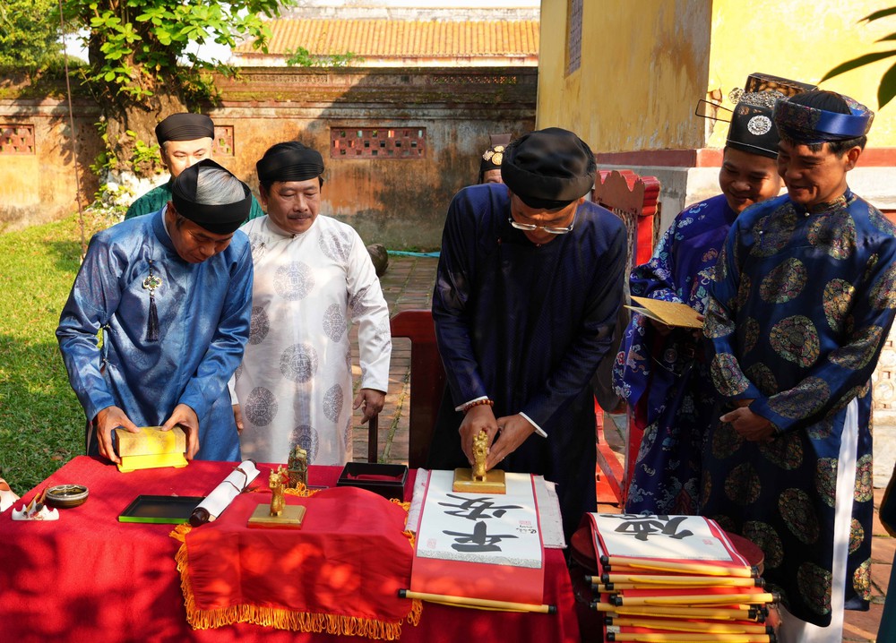 Lễ Hạ nêu khép lại Tết Nguyên đán tại Đại Nội Huế - Ảnh 4. Lễ Hạ nêu khép lại Tết Nguyên đán tại Đại Nội Huế - Ảnh 4.