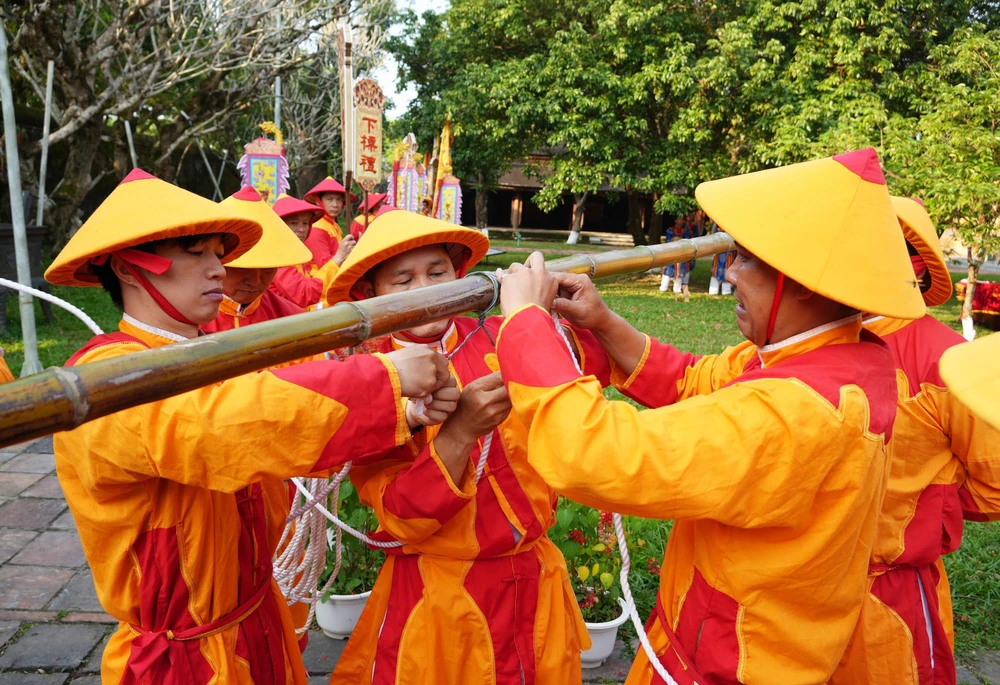 Lễ Hạ nêu khép lại Tết Nguyên đán tại Đại Nội Huế - Ảnh 3. Lễ Hạ nêu khép lại Tết Nguyên đán tại Đại Nội Huế - Ảnh 3.