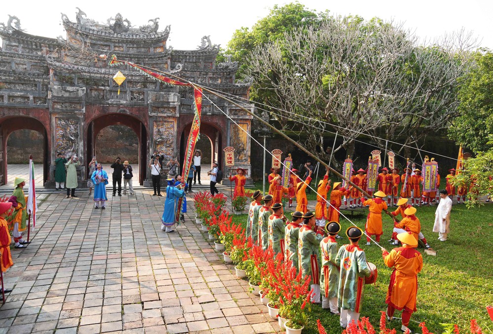 Lễ Hạ nêu khép lại Tết Nguyên đán tại Đại Nội Huế - Ảnh 4. Lễ Hạ nêu khép lại Tết Nguyên đán tại Đại Nội Huế - Ảnh 4.