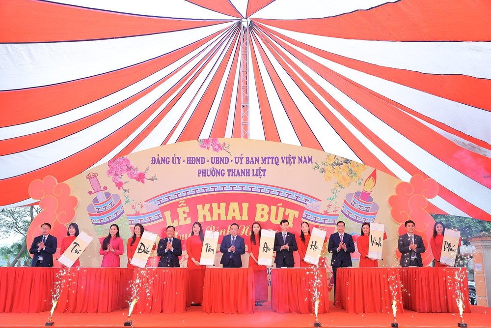 Lễ Khai bút Xuân Bính Ngọ 2026 - Ảnh 2. Lễ Khai bút Xuân Bính Ngọ 2026 - Ảnh 2.