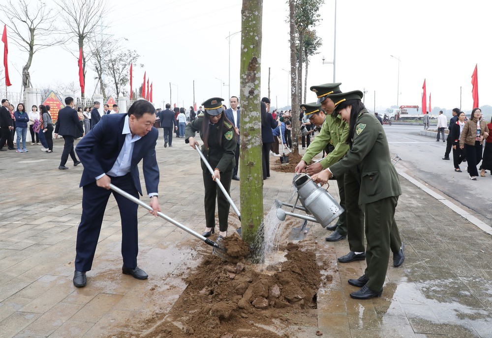 Trồng cây nhớ Bác, kiến tạo "lá phổi xanh" và xây dựng đô thị di sản - Ảnh 1.