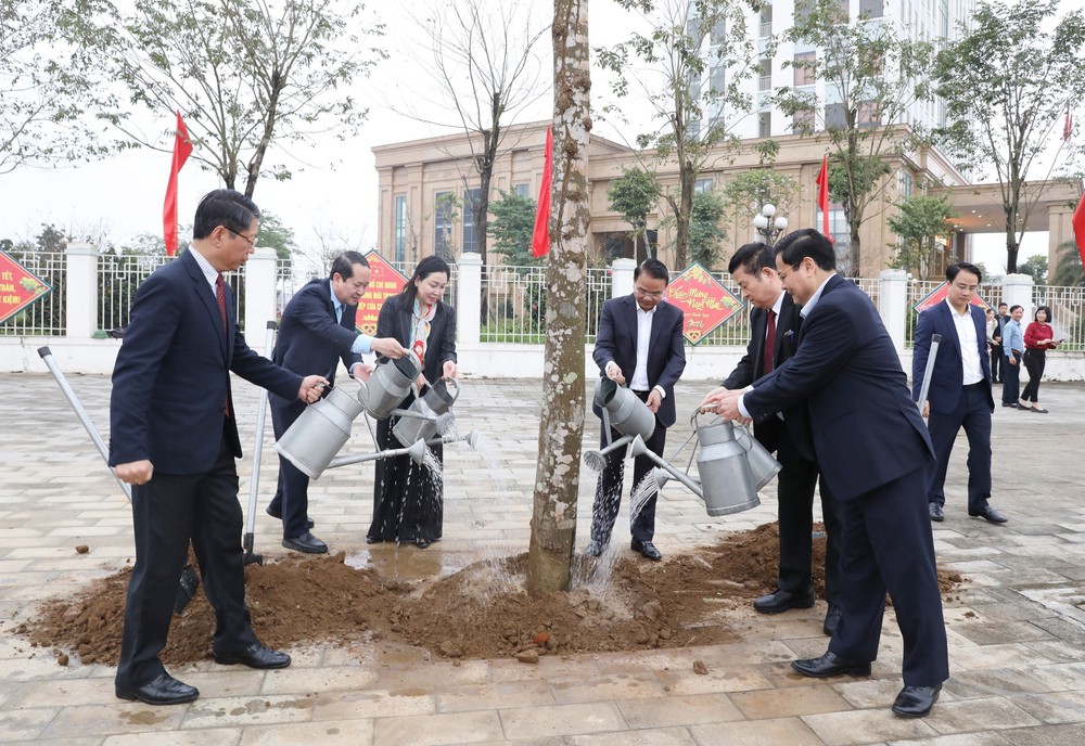 Trồng cây nhớ Bác, kiến tạo "lá phổi xanh" và xây dựng đô thị di sản - Ảnh 3.