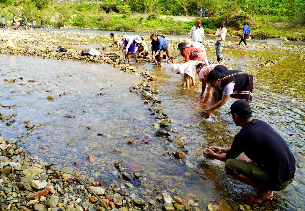 Tái hiện tục Đắp chăn “săn” cá suối của đồng bào Co (Quảng Ngãi) - Ảnh 6. Tái hiện tục Đắp chăn “săn” cá suối của đồng bào Co (Quảng Ngãi) - Ảnh 6.