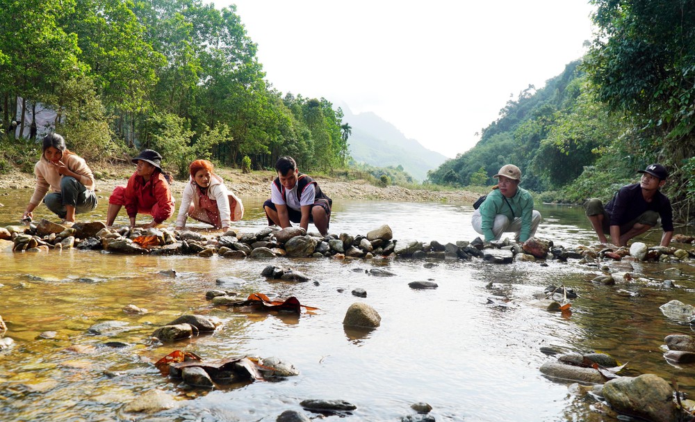 Tái hiện tục Đắp chăn “săn” cá suối của đồng bào Co (Quảng Ngãi) - Ảnh 4. Tái hiện tục Đắp chăn “săn” cá suối của đồng bào Co (Quảng Ngãi) - Ảnh 4.