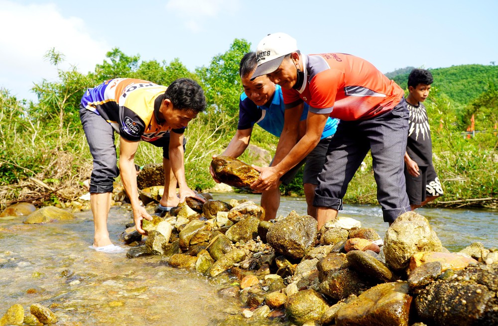 Tái hiện tục Đắp chăn “săn” cá suối của đồng bào Co (Quảng Ngãi) - Ảnh 5. Tái hiện tục Đắp chăn “săn” cá suối của đồng bào Co (Quảng Ngãi) - Ảnh 5.